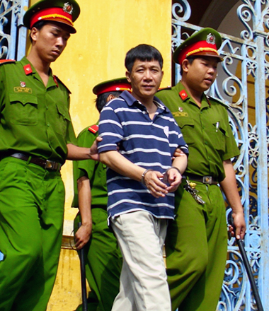 Công ty luật - Hoãn xử đàn em Dung Hà vì luật sư vắng mặt tại phiên Tòa